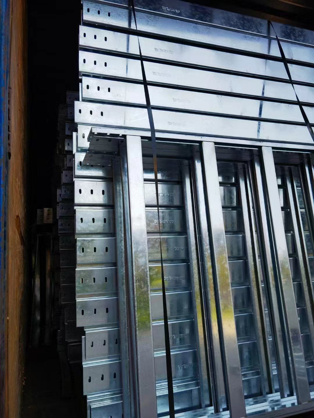 安裝阻燃鍍鋅線(xiàn)盒時(shí)有哪些注意事項(xiàng)？